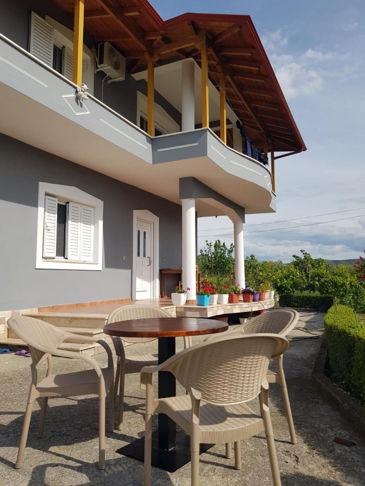Rent Rooms Sakolli Berat Exterior foto